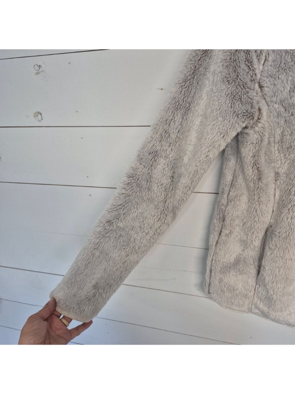 St. Johns Bay Womens Faux Fur Pullover Jacket Small Taupe Shadow Plush Long Slee - Picture 6 of 9